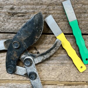 How to sharpen garden shears in 7 easy steps